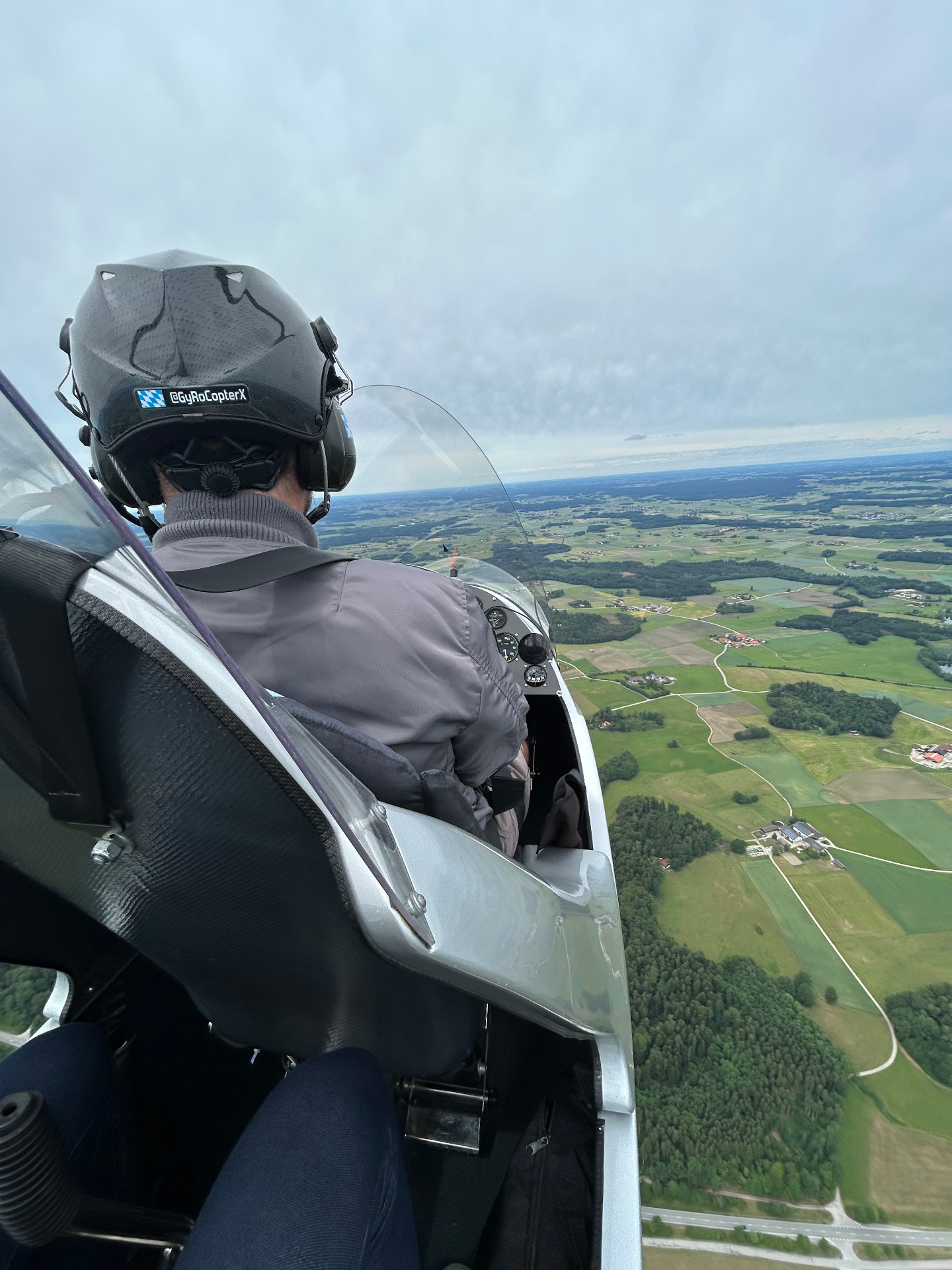 Silberner Gyrocopter auf der Startwiese